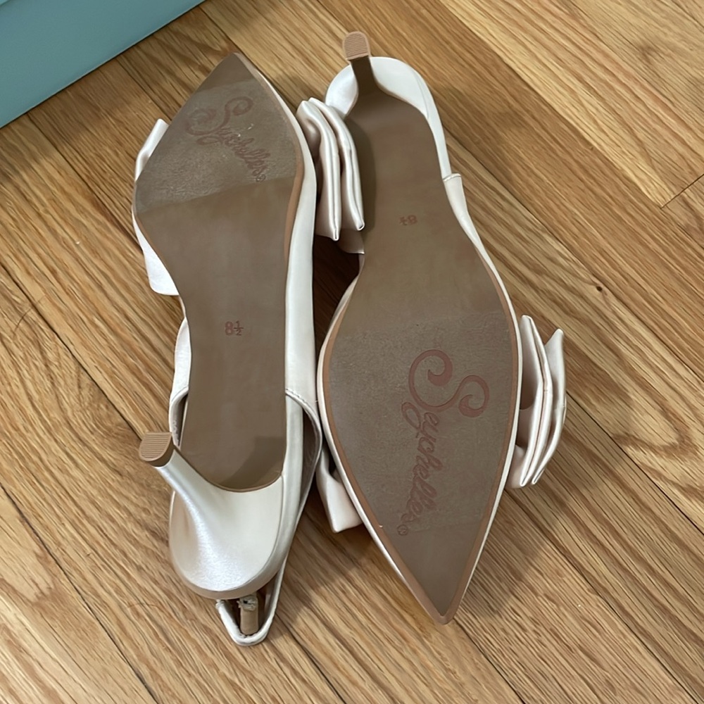 Seychelles Ivory Satin Bow Kitten Heels - Picture 5 of 9